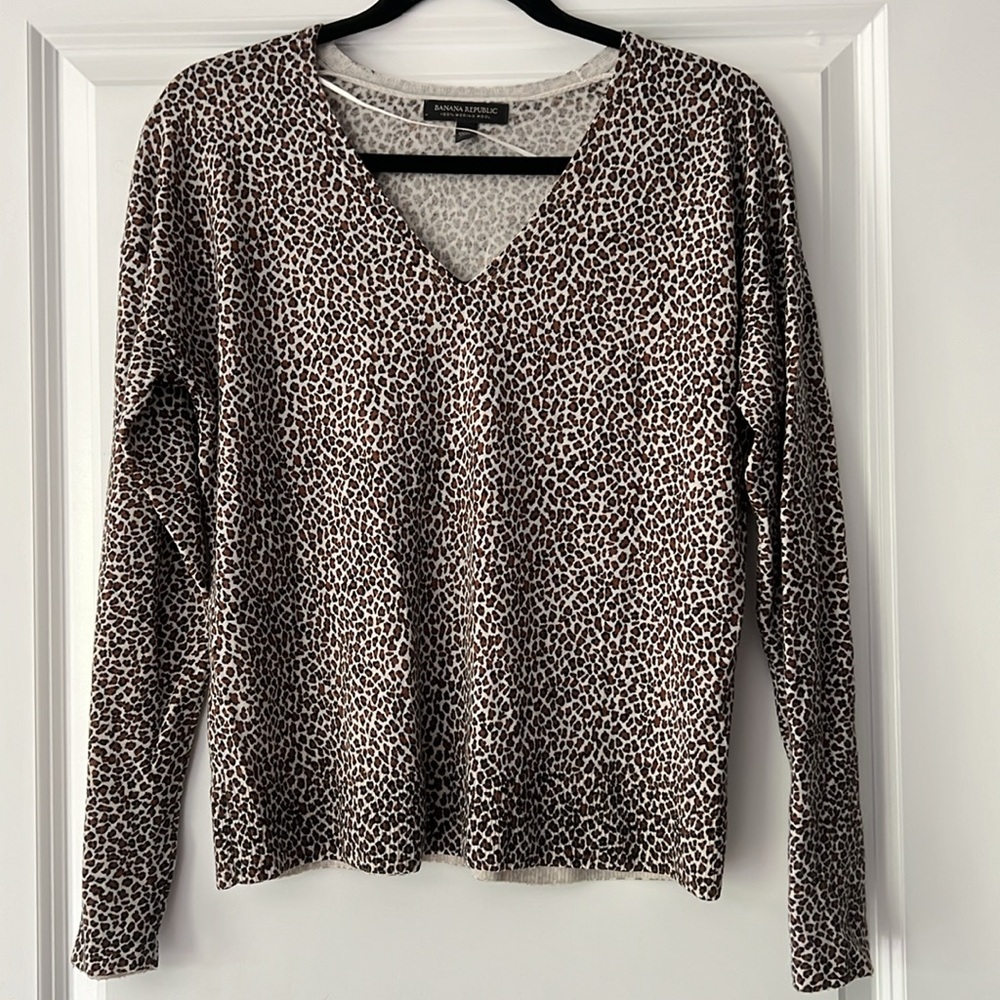 Banana Republic Leopard Print V-Neck Sweater, Size M, NWOT